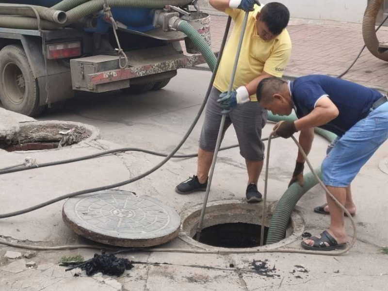 广州市越秀区六榕路疏通下水道，机械通渠